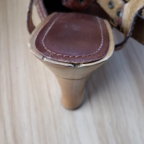 Frye Women’s June T Straps Brown Leather Wooden Wedge Sandals Size 7.5 - Picture 2 of 8